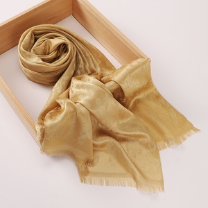 Sciarpa <span class=keywords><strong>di</strong></span> <span class=keywords><strong>seta</strong></span> <span class=keywords><strong>di</strong></span> nuovo Design Malaysia Indonesia tinta unita Jacquard sciarpa all'ingrosso satinata Premium musulmana da donna Tudung Hijab - Product Image 3