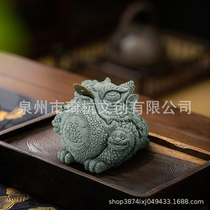 Figura de rana dorada de tres patas, decoración de escritorio de estilo chino de resina para regalo o uso en el hogar u oficina - Product Image 5