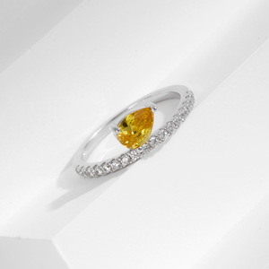 Anillo de Mujer Elegante y Delgado de Plata de Ley S925 con Piedra Amarilla en Forma de Lágrima y Hilera de Piedras Pequeñas, Estilo Lujoso 2026 - Product Image 4