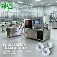 Ligne de production avec alimentation automatique des bouchons, tri, marquage laser UV, lecture de codes QR, téléchargement de données en temps réel, rejet des défauts et traçabilité complète de la chaîne.