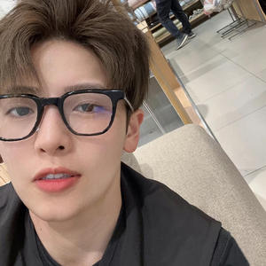 Gafas con Montura Negra Rectangular Anti Luz Azul, Unisex, Montura Completa, Lentes de PC Anti Radiación y Anti UV - Product Image 1