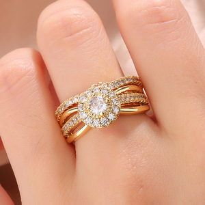 Anillo de Compromiso KYRA0889 de Lujo y Popular, con Circonio que Rodea un Brillante Anillo de Latón Chapado en Oro, Juego de Dos Anillos para Mujer - Product Image 3
