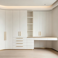 Armoire blanche sur mesure avec bureau intégré, poignées dorées, armoire de chambre pleine hauteur, rangement CARB P2 OEM ODM