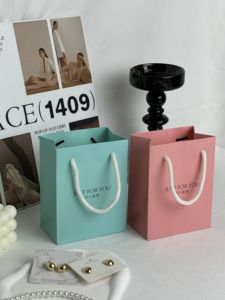 Bolsas de Cartón Kraft de Lujo al por Mayor con Materiales Reciclados, Impresión UV, Asas de Cinta con Estampado Dorado para Uso Comercial y de Compras - Product Image 1