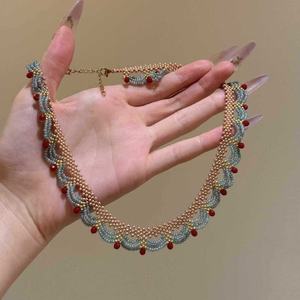 Nouveau collier chaîne en bambou avec perles contrastées rouge et bleu, fleurs plaquées or et dentelle multicouche, style sportif, accessoires pour femmes 2025 - Product Image 1