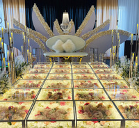 Plate-forme de scène en verre plexiglas transparent avec fleurs artificielles pour événement de mariage LED en gros lisse
