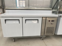 Plan de travail réfrigéré commercial en acier inoxydable, refroidisseur sous comptoir à froid direct pour la conservation des aliments dans les cuisines de restaurant
