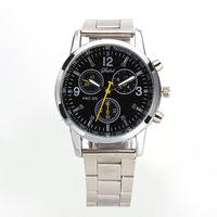 Montre à bracelet en acier pour homme, style exposition, à trois ou six aiguilles, une montre à bracelet en acier tendance et à la mode.