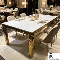 Table de banquet rectangulaire de luxe haut de gamme en acier inoxydable doré avec plateau en verre et pieds à motif pyramidal exquis