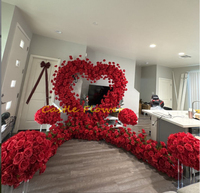 Arche de fleurs faite à la main Y-G004, arche de fleurs en forme de cœur avec roses rouges, décoration d'arche de mariage en forme de cœur avec fleurs
