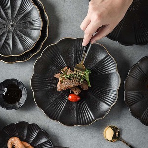 Assiette en porcelaine noire mate à motif végétal nordique créatif, bord doré, résistante au four, pour la maison et les réceptions en restaurant - Product Image 4