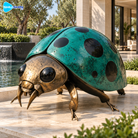 Sculpture de coccinelle colorée en bronze, finition peinte, laiton, cuivre, statue d'insecte personnalisée pour hôtel, cour, villa, jardin, place publique