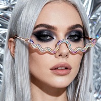 Nouvelles montures de lunettes de forme unique avec des verres en strass transparents