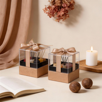Boîte cadeau personnalisée à bords festonnés, forme carrée, recyclable, avec garnissage en copeaux rouges, surface réfléchissante, design imprimé quadricolore pour occasions spéciales