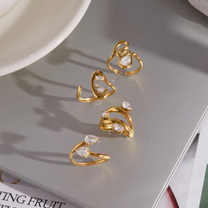 Anello Aperto J&D Design Originale Classico ed Elegante in Acciaio Inossidabile Placcato Oro 18K con Zirconia Cubica a Goccia e Onda Lineare Asimmetrica - Product Image 5