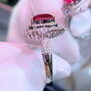 Anello Cocktail F1051 in Moissanite, Oro Massiccio 18K, Taglio Triangolare, Incastonatura a Pavé, Anello di Fidanzamento per Donna - Product Image 4