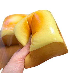Juguete antiestrés de PU ultrasuave con forma de pan grande estilo queso, de rebote lento, con textura húmeda y blandita, para niñas - Product Image 1