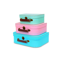 Vente en gros de boîte-cadeau pour bébé personnalisée faite à la main valise jouet décorative en papier kraft avec poignée de protection pour jouets laminage mat