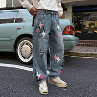 Vêtements pour hommes : Jeans déchirés à jambe large avec impression sANSKRIT et empiècements en cuir effet éclair – Collection Automne Hiver Streetwear