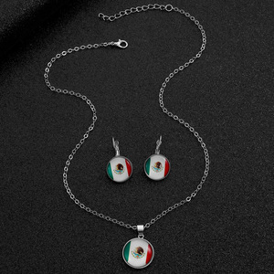 Collier et boucles d'oreilles personnalisés avec logo du drapeau du Mexique pour <span class=keywords><strong>la</strong></span> Coupe du Monde 2026 – Ensembles <span class=keywords><strong>de</strong></span> bijoux pour les fans <span class=keywords><strong>de</strong></span> football – Vente en gros - Product Image 5