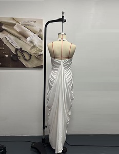 Abito da sera elegante da donna alla moda, sexy, senza schienale, con scollo all'americana, senza maniche, drappeggiato, lungo fino al pavimento, tinta unita. Nessuna recensione. 1 venduto. - Product Image 4