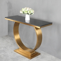 Console d'entrée en marbre doré de luxe avec miroir, laser, objets métalliques en soie blanche et élégants, nouveau design