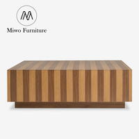 Table basse carrée moderne rétro, table basse en bois plaqué à rayures verticales bicolores, table centrale pour salon