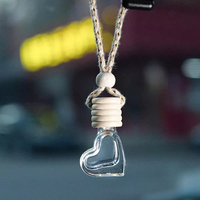 Rafraîchisseur d'air pour voiture Bouteille de parfum suspendue Parfum de voiture Diffuseur de parfum rechargeable Bouteille en verre vide en forme de cœur