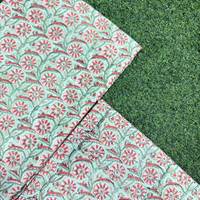 Tissu en coton pur artisanal imprimé à la main avec motifs floraux sur toute la surface, vert menthe clair et rose corail, imprimé au bloc artisanal