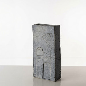 Vase rectangulaire fait main avec un design en relief architectural, couleur grise - Product Image 6