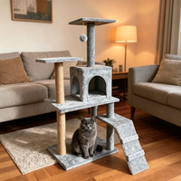 Çok Katlı Kedi Mobilyası, Peluş Gövdeli Sisal Tırmalama Direkleri, Eğimli Rampa Üst Platformu ve Geniş Aktivite Alanına Sahip Kedi Ağacı