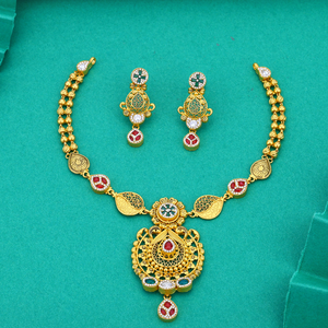 Conjunto de collar tradicional indio de oro con detalles de piedras preciosas y un diseño de colgante elaborado con pendientes a juego, perfecto para novias. - Product Image 3