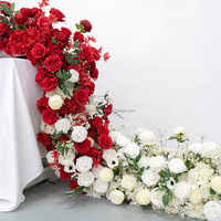 Nouvelle conception de centre de table de mariage, chemin de table en fleurs artificielles rouges et blanches pour la décoration de mariage, arrangement floral pour arche