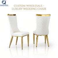 Chaise de salle à manger de luxe pour mariage, dossier matelassé en velours blanc, sommet en forme de couronne dorée, pieds en acier inoxydable miroir, banquet, hôtel, villa, usine OEM