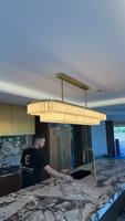 Lustre en albâtre espagnol de style américain moderne et luxueux, fait main, avec structure en laiton, pour villa, salle à manger, îlot de cuisine