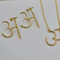 Collier à pendentif en forme de mot hindi plaqué or Collier à initiale de lettre hindi en acier inoxydable délicat à la mode
