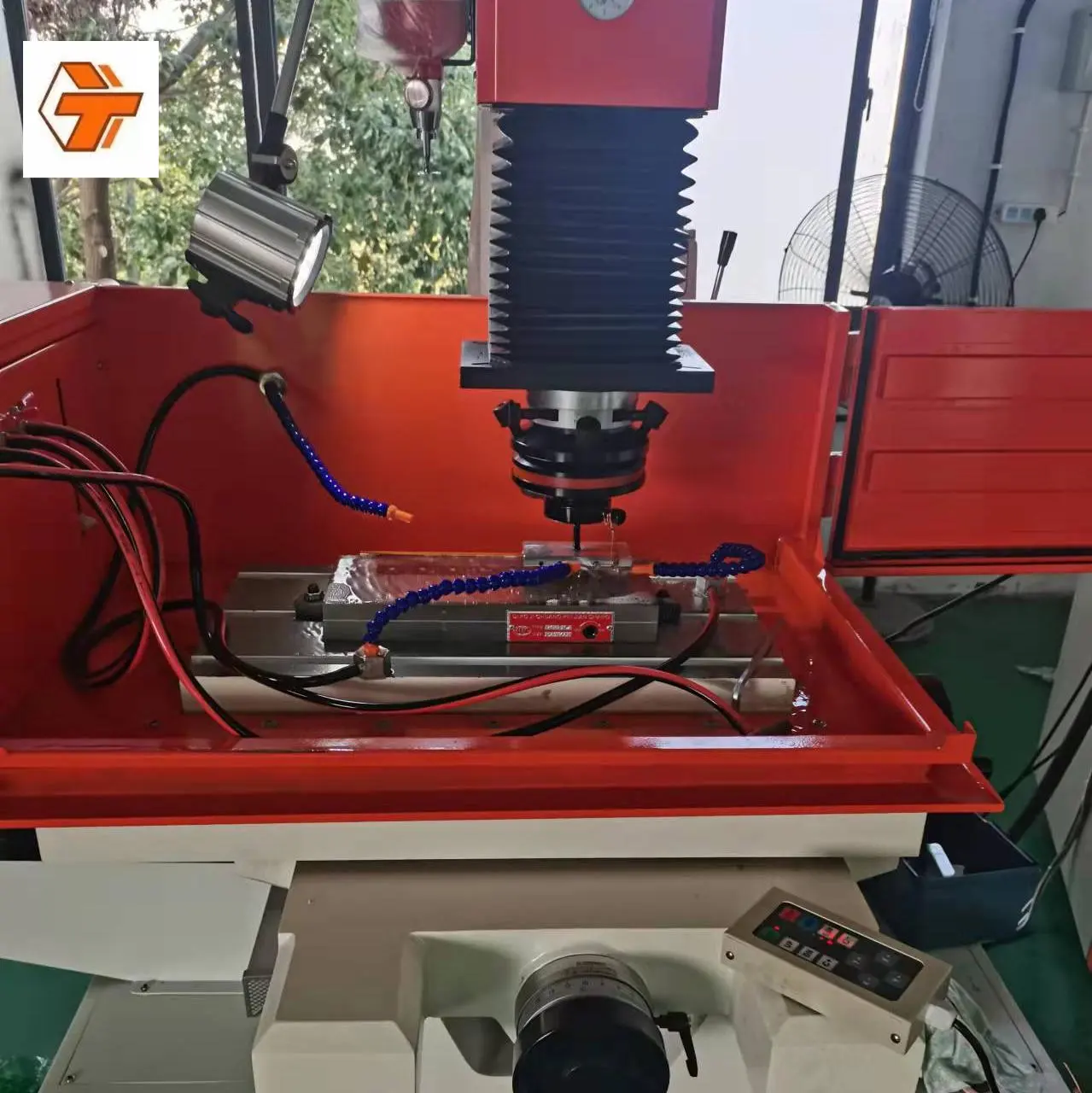 Китайская электроэрозионная машина edm die sinker Machine edm 350 sinker machine