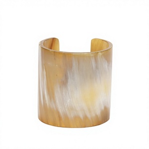Bracelet manchette large en corne de buffle naturelle polie, fait main, écologique, thème animalier, artisanat - Product Image 1