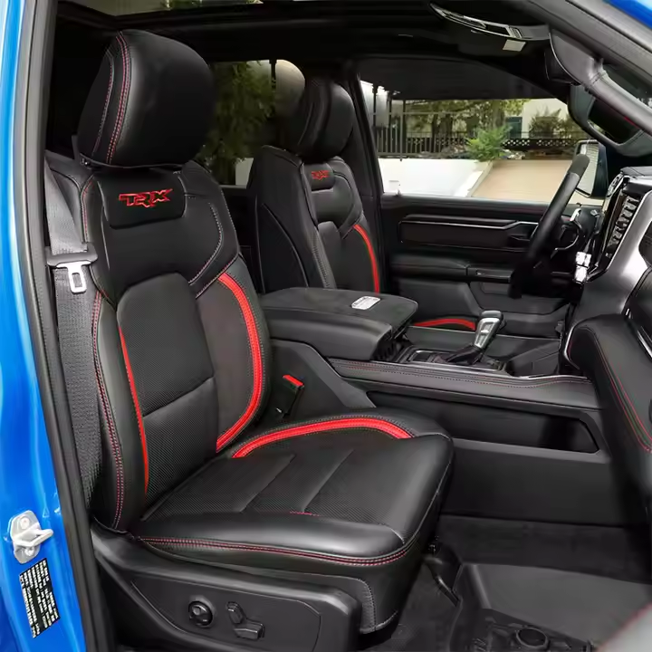 Noir avec lignes rouges