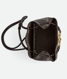 Sac seau Bottega BV Andiamo pour femme en cuir de veau soyeux avec détail nœud signature et bandoulière coulissante Veneta - Product Image 3