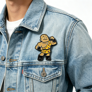 Spilla smaltata all'ingrosso con personaggio detective dagli occhi grandi e spaventosi, spilla intagliata irregolarmente per merchandising di giochi e regalo per hobby gotici - Product Image 5