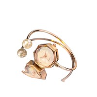 Montre élégante en nacre pour femme avec bracelet ouvert à petit cadran octogonal et bracelet en acier inoxydable à mouvement à quartz de 9mm