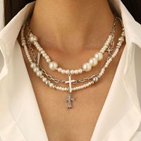 Collier ras du cou vintage style gothique punk avec croix en perles superposées, chaîne à maillons imitation perles, pendentif croix florale plaqué or