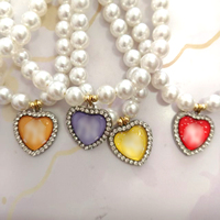 Collier en perles imitation 10 mm avec pendentif cœur en strass et logo personnalisé, collier en perles avec logo d'équipe de baseball pour femme, vente en gros