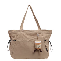 Sac fourre-tout léger en nylon pour femme avec poche latérale zippée, grande capacité, sac à bandoulière, pendentif breloque en peluche, broderie décontractée pour le travail