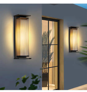 Lámpara de pared exterior impermeable moderna de estilo europeo, iluminación LED de doble cabeza hacia arriba y hacia abajo, cuerpo de PC con energía solar IP65 - Product Image 5