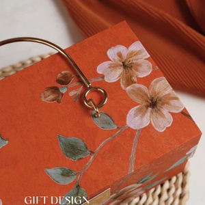 Vela de Regalo para Dama de Honor o Cumpleaños, Portátil, con Diseño Floral Chapado en Oro, Rígida, de Alta Gama, Ecológica, con Impresión UV - Product Image 4