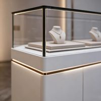 Vitrine de présentation de bijoux sur mesure pour grandes boutiques de centres commerciaux, avec éclairage LED, en bois peint et verre, noir et or, pour affichage commercial