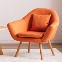 Fauteuil de salon confortable avec dossier et pieds en bois orange, style nordique moderne