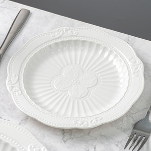 Ensemble d'<span class=keywords><strong>assiettes</strong></span> à dîner en céramique gaufrée de luxe, <span class=keywords><strong>assiettes</strong></span> blanches élégantes de style vintage pour les banquets de mariage et les dîners à domicile - Product Image 2
